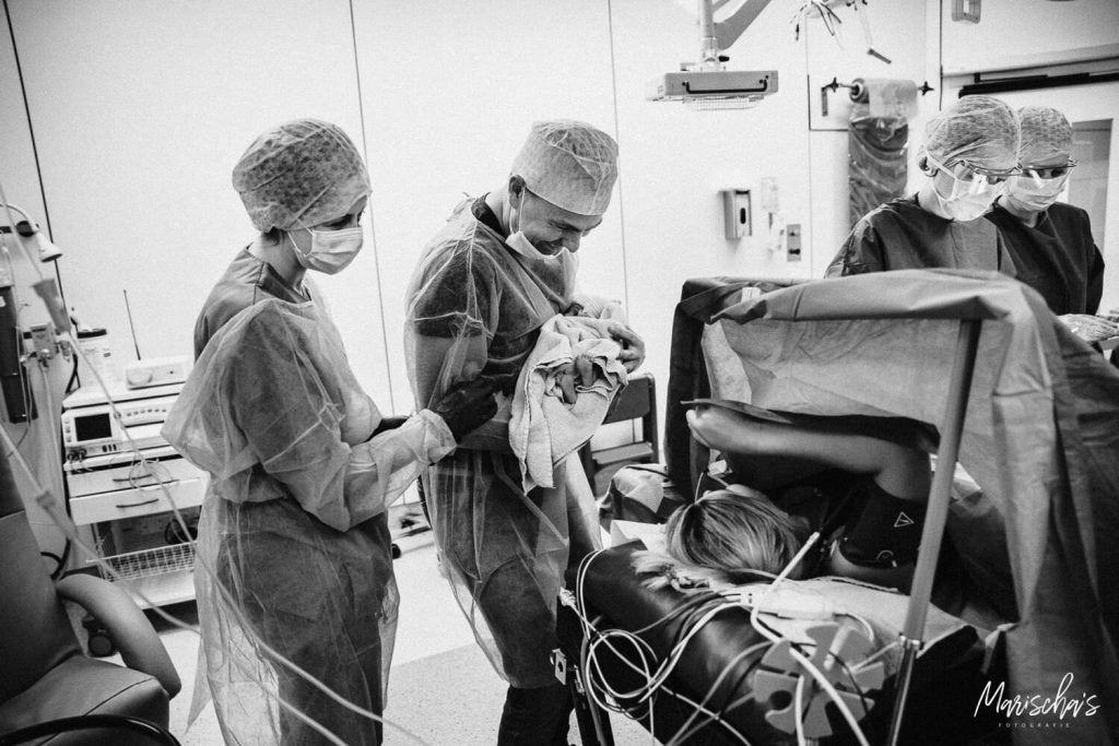 Geboortefotograaf voor een keizersnede van een vrouw dat gaat bevallen in het ziekenhuis UZ Leuvenn