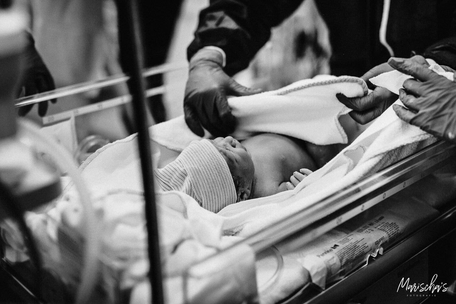 Geboortefotograaf voor een geplande keizersnede in het ziekenhuis Limburg