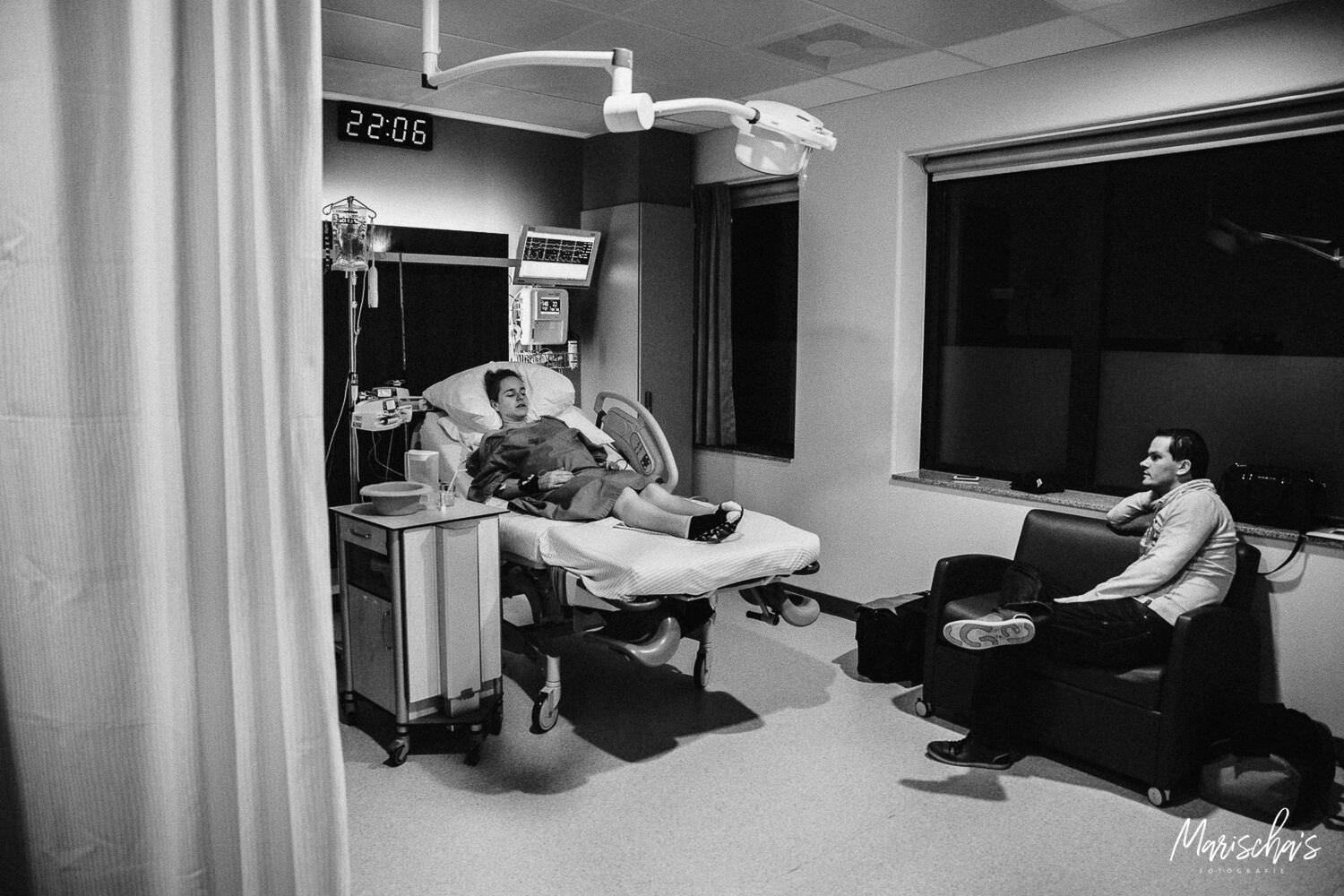 Geboortefotografie van een keizersnede in het ziekenhuis in Limburg