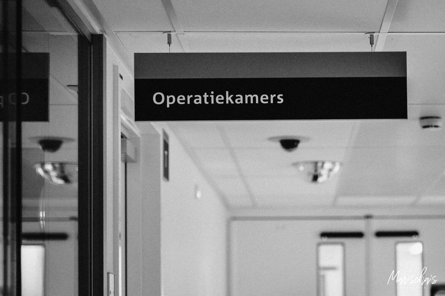 Geboortefotografie van een keizersnede in het ziekenhuis in Limburg