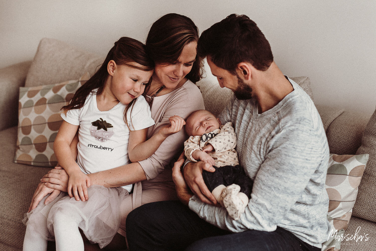 Newborn fotoshoot van een baby bij ouders thuis in Heerlen Parkstad
