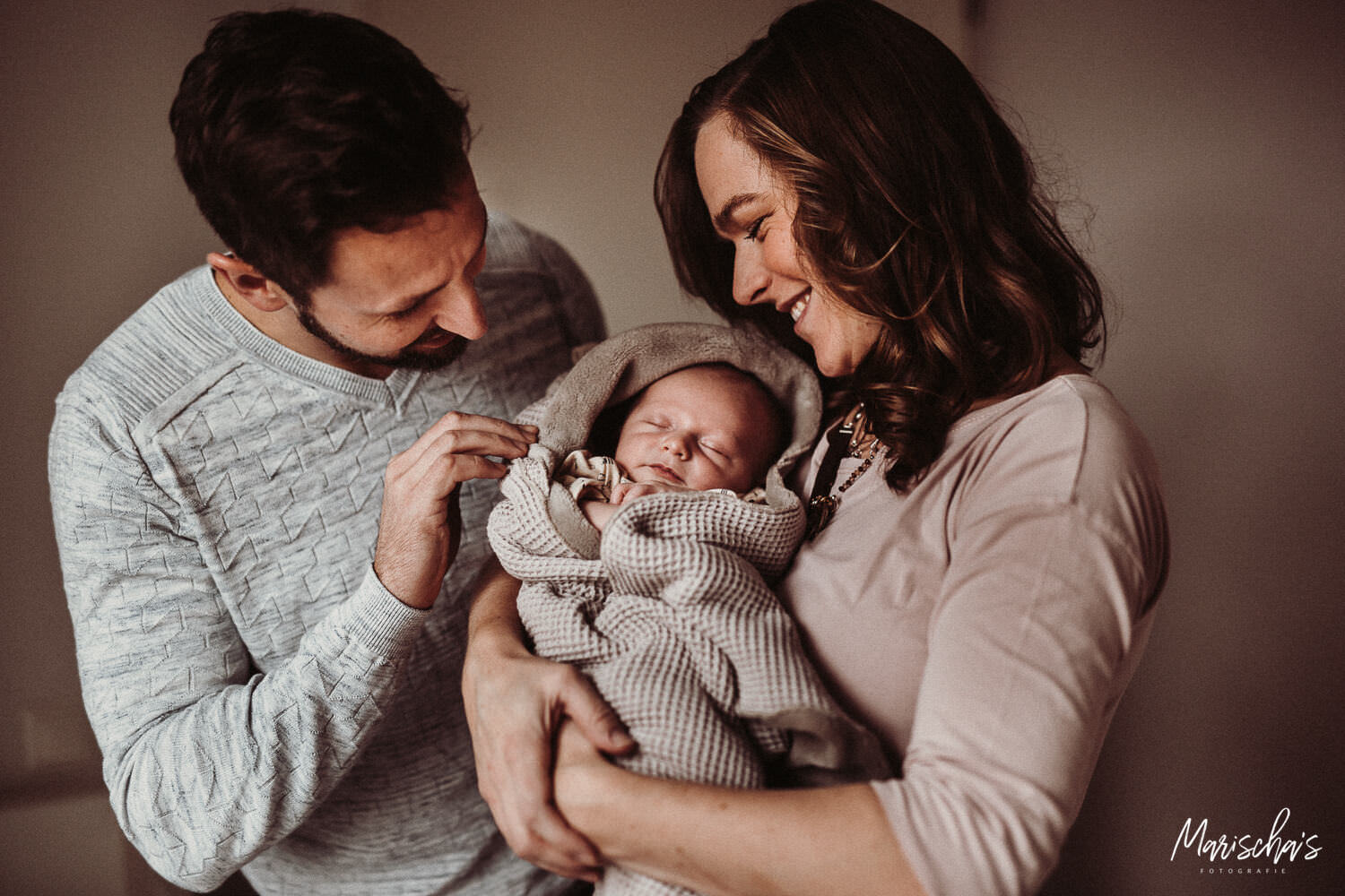 Newborn fotoshoot van een baby bij ouders thuis in Heerlen Parkstad