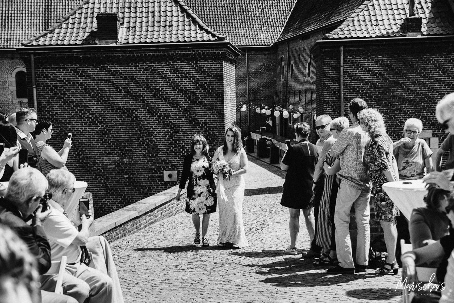 bruidsfotograaf voor een prachtige buiten bruiloft bij kasteel Limbricht in zuid limburg