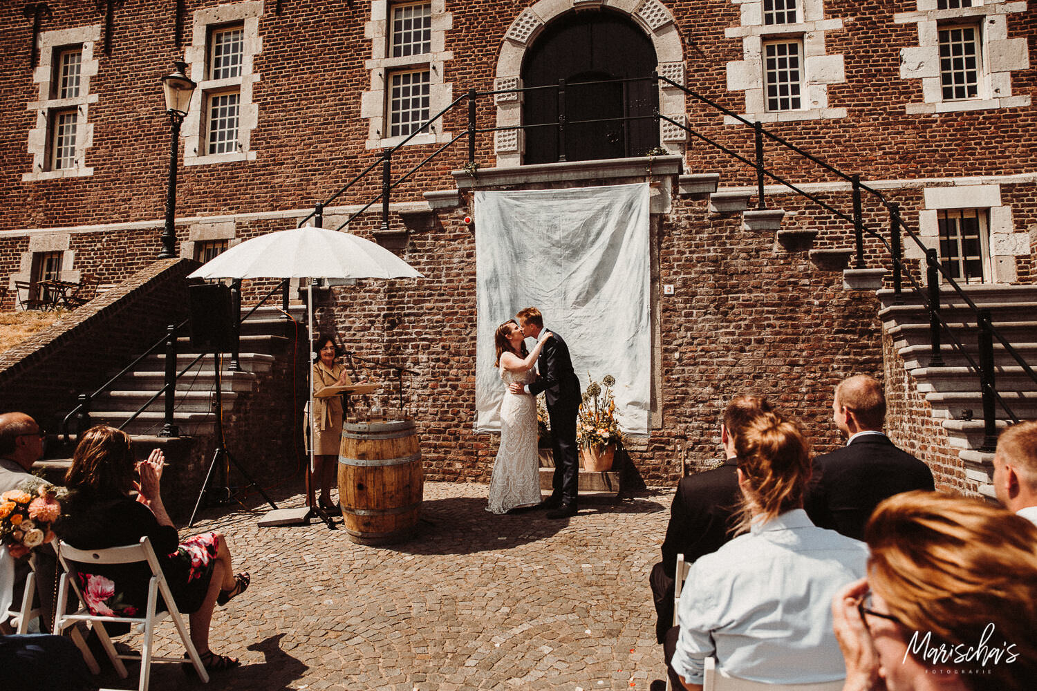 bruidsfotograaf voor een prachtige buiten bruiloft bij kasteel Limbricht in zuid limburg