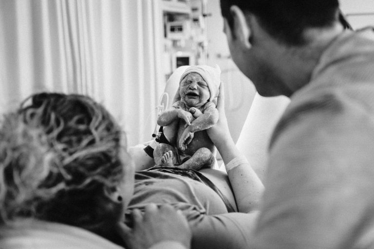 Geboortefotograaf voor geboortefotografie van een bevalling in het ziekenhuis in België