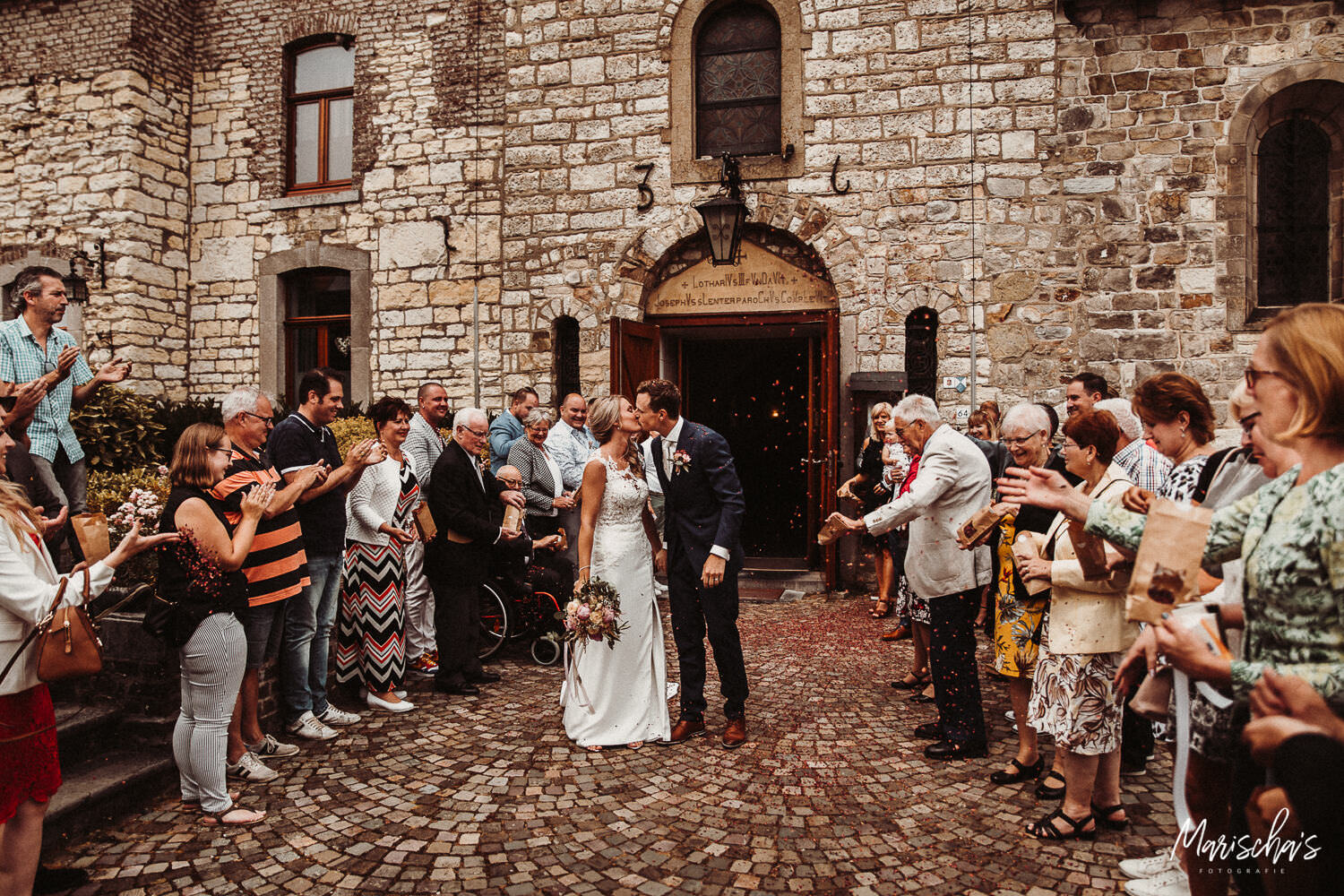 trouwfotograaf voor een trouwreportage bij St. Lambertus in Holset limburg