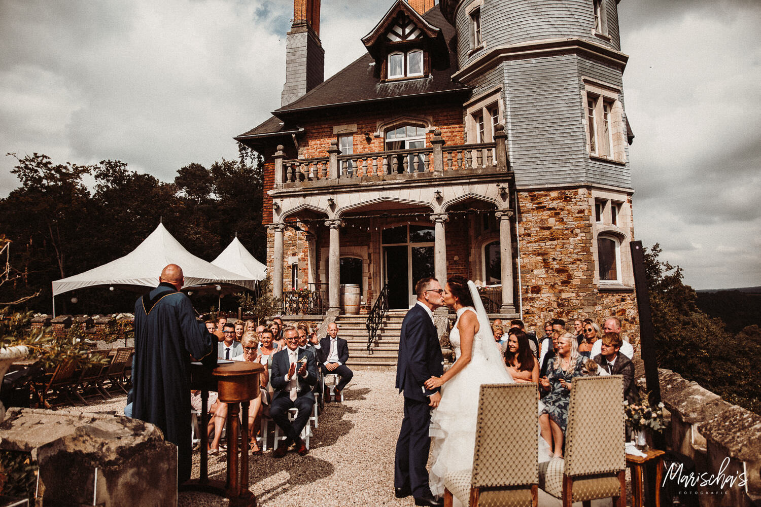 Bruidsfotograaf voor een bruidsreportage van een bruidspaar bij Château de Balmoral in de Ardennen (België)