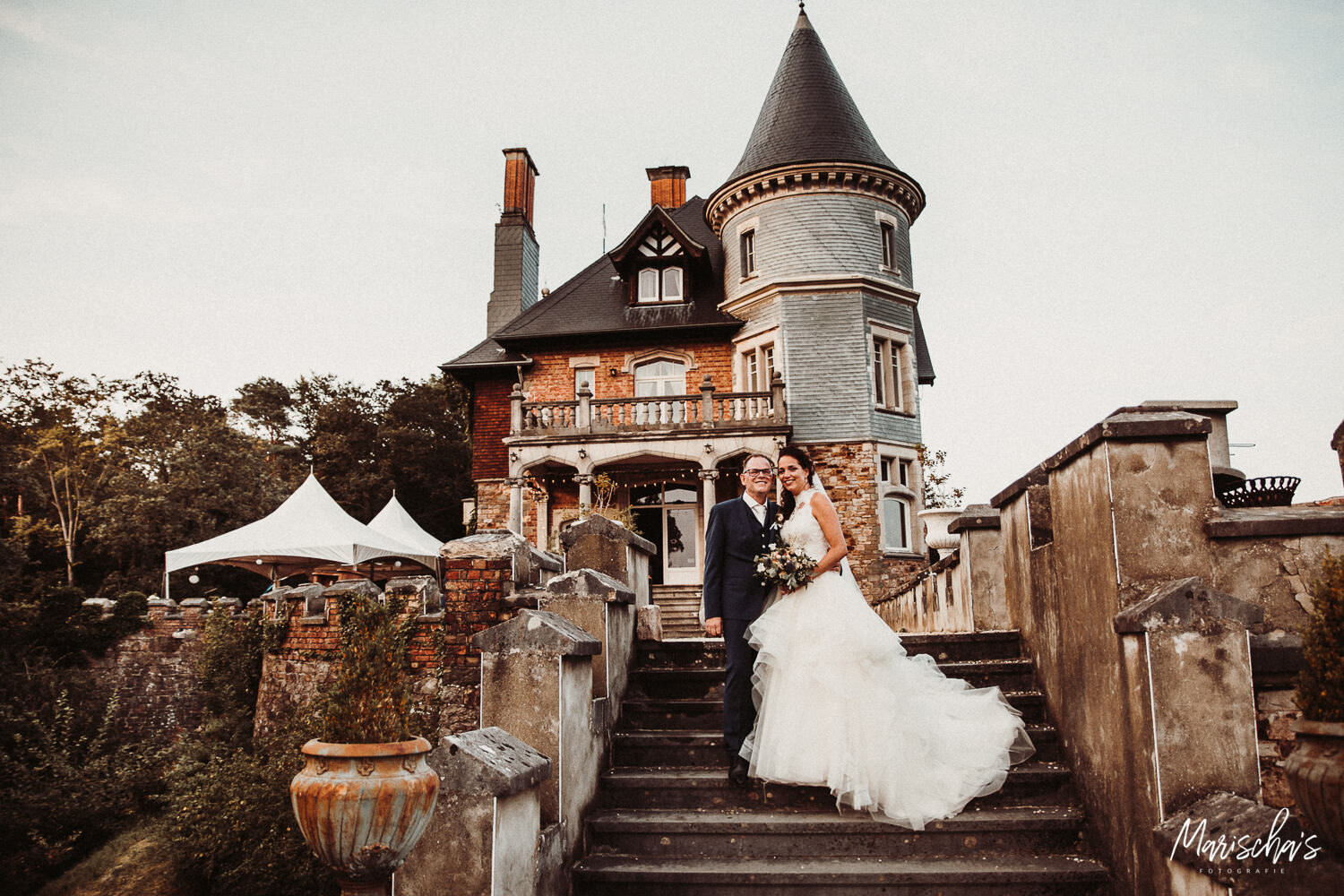 Bruidsfotograaf voor een bruidsreportage van een bruidspaar bij Château de Balmoral in de Ardennen (België)