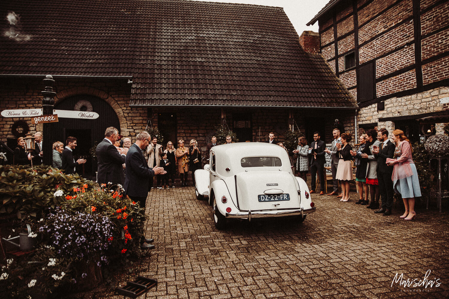 Bruidsfotograaf voor een bruidsreportage bij Hoeve Scholtissenhof in Bocholtz