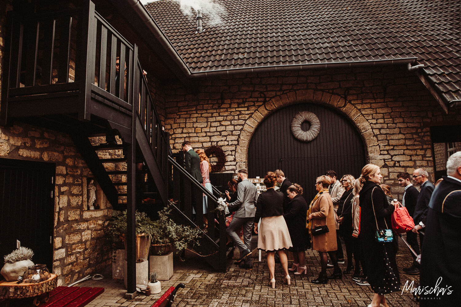 Bruidsfotograaf voor een bruidsreportage bij Hoeve Scholtissenhof in Bocholtz