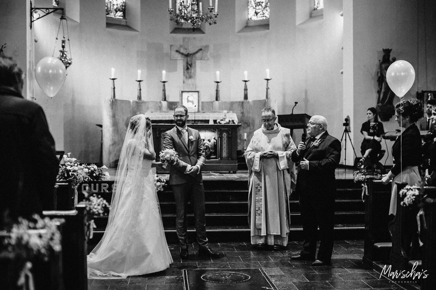 Bruidsfotograaf voor een bruidsreportage bij Laurentius Kerk in Voerendaal