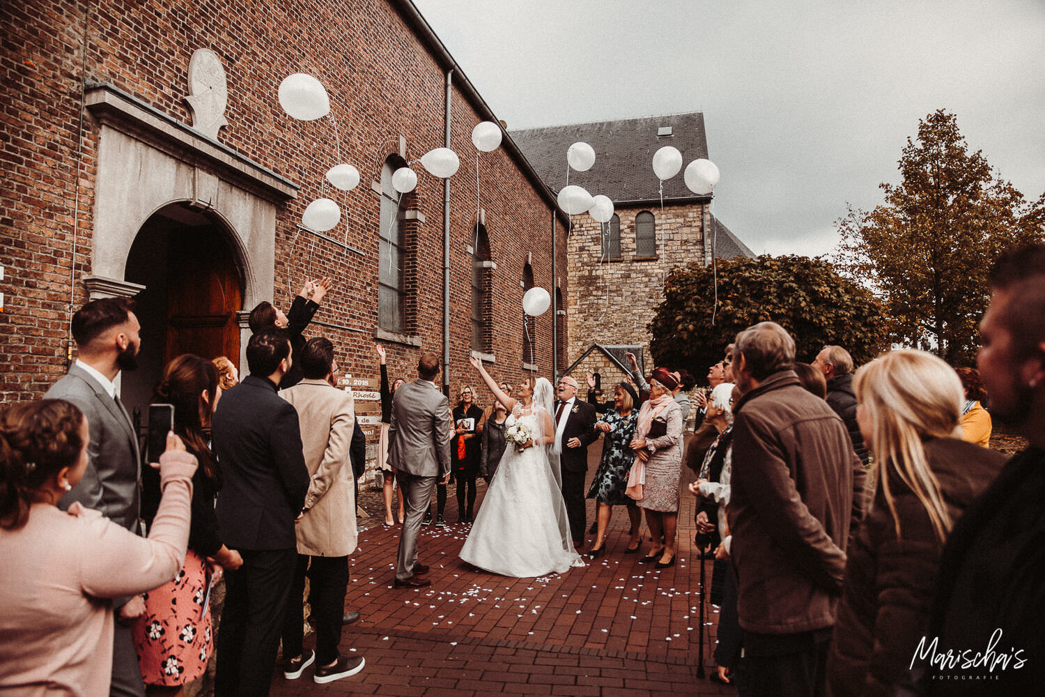 Bruidsfotograaf voor een bruidsreportage bij Laurentius Kerk in Voerendaal