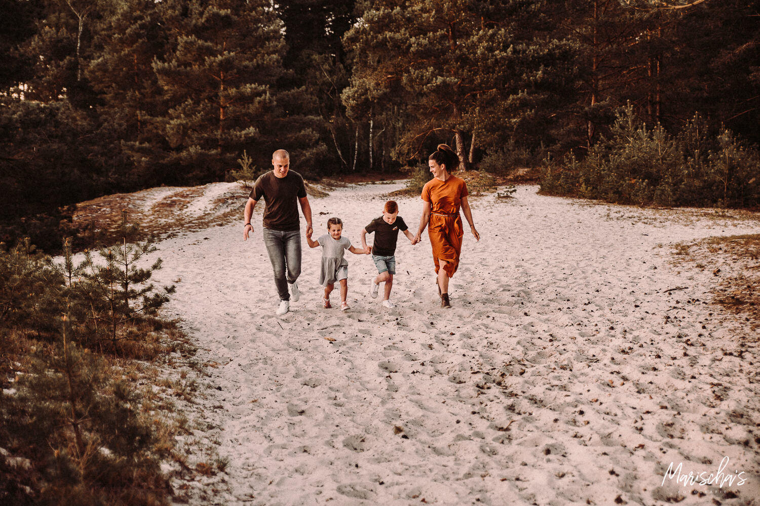 spontane fotoshoot van dit leuke gezin op een buiten locatie in het bos in limburg