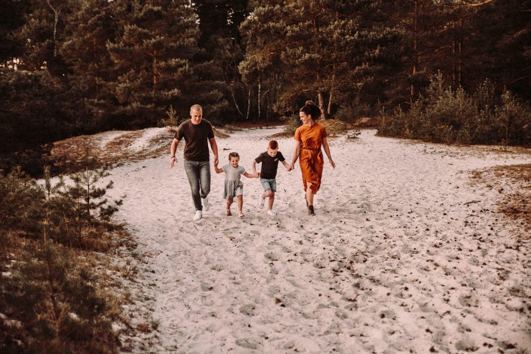 spontane fotoshoot van dit leuke gezin op een buiten locatie in het bos in limburg