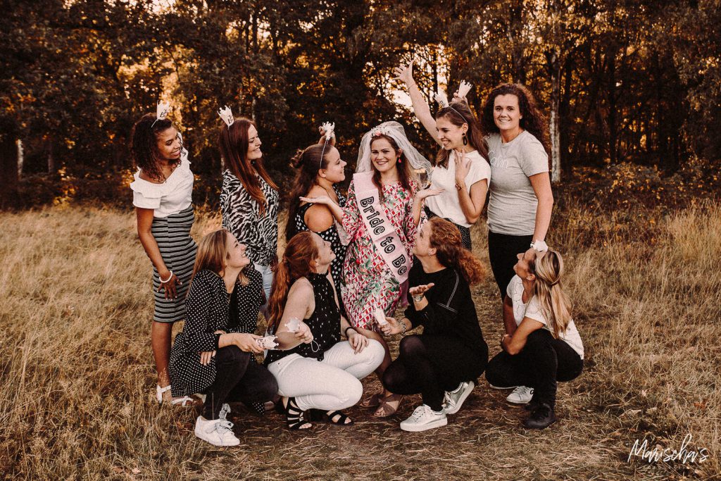 Vrijgezellenfeest fotoshoot met deze vriendinnen in het bos Limburg