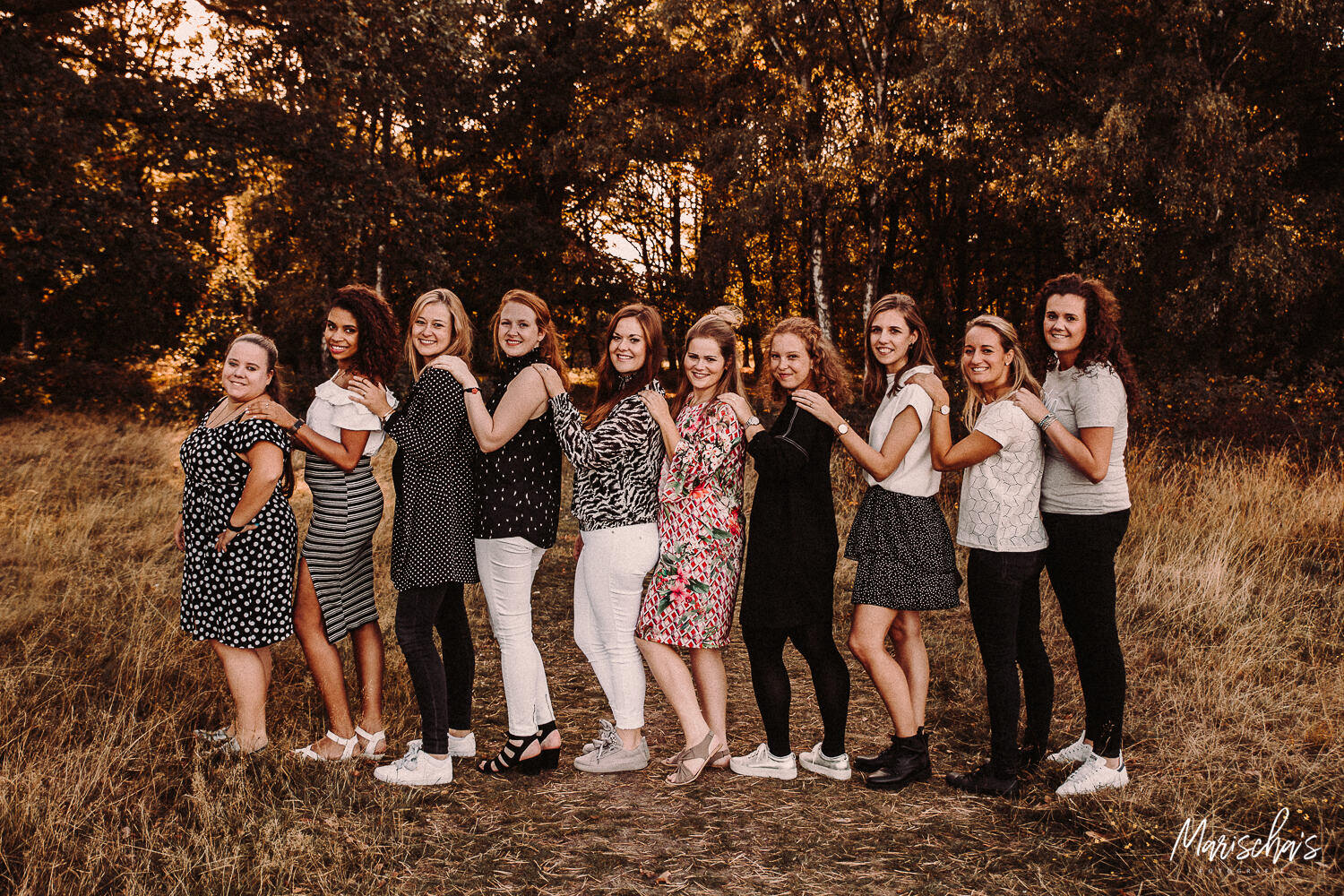 Vrijgezellenfeest fotoshoot met deze vriendinnen in het bos Limburg