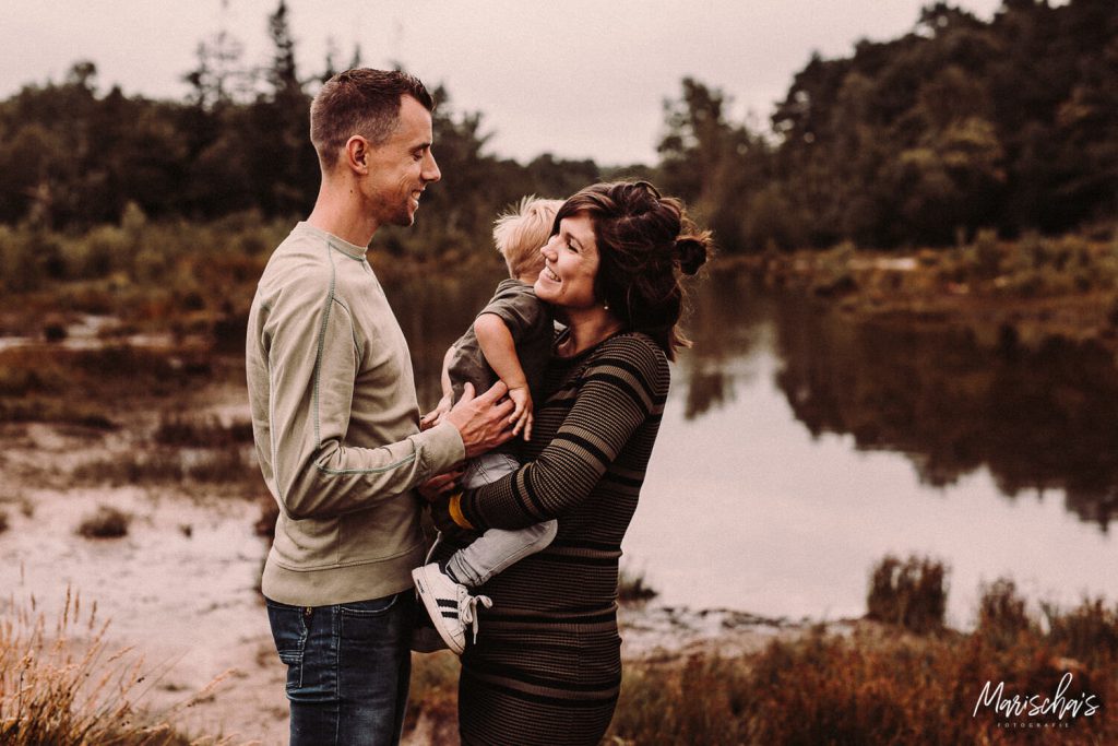 Spontane fotoshoot van een zwangerschap in het bos in Zuid Limburg