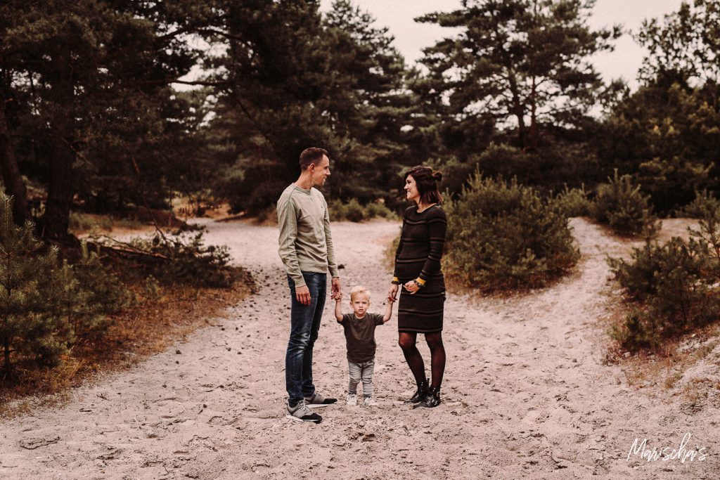 Spontane fotoshoot van een zwangerschap in het bos in Zuid Limburg