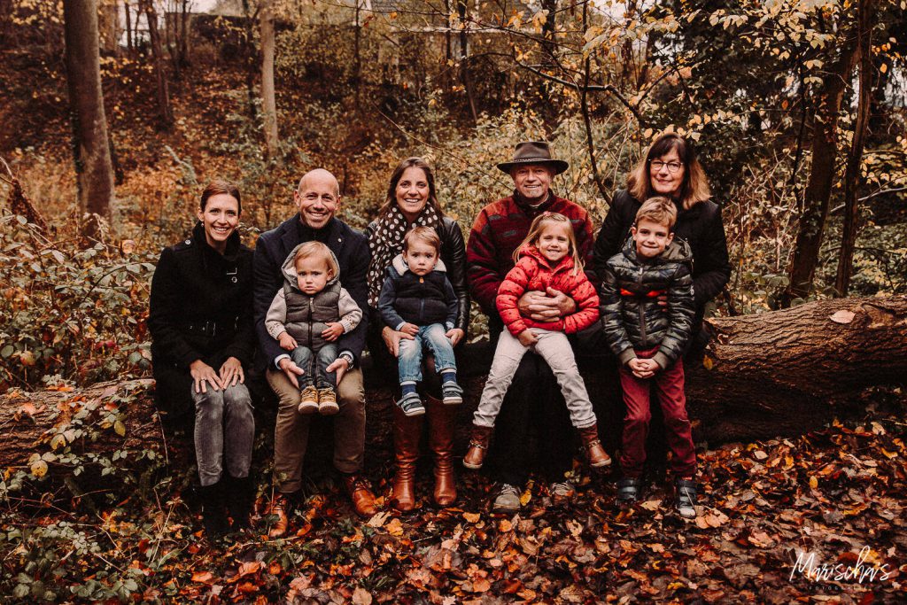 Gezinsfotoshoot van een gezin buiten in het bos in Maastricht Limburg