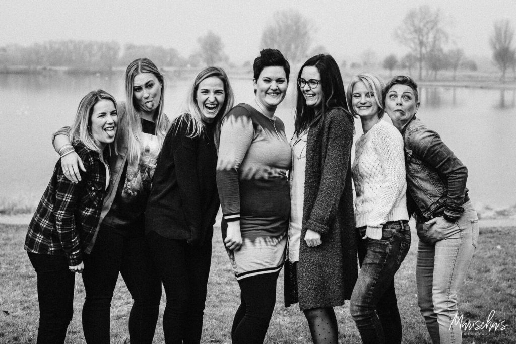 Spontane vriendinnen fotoshoot op een buiten locatie in Stevensweert Limburg