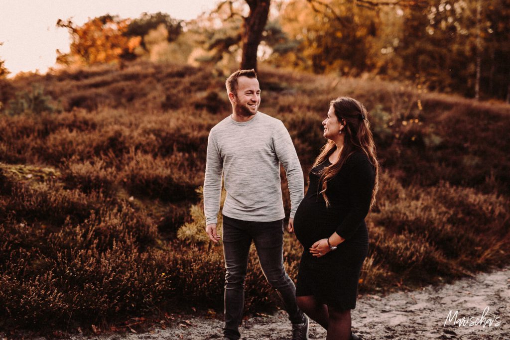 zwangerschap fotoshoot op een buiten locatie in het bos in zuid limburg