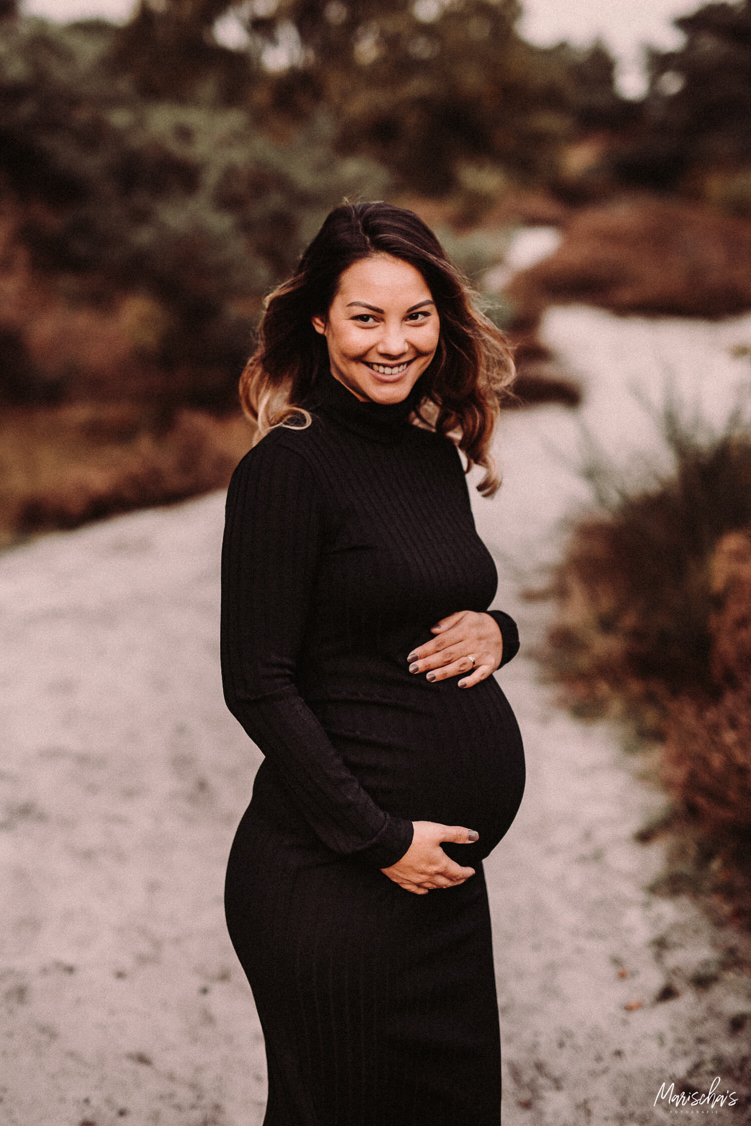 Spontane zwangerschapsshoot van een zwangere mama op een buiten locatie in zuid limburg
