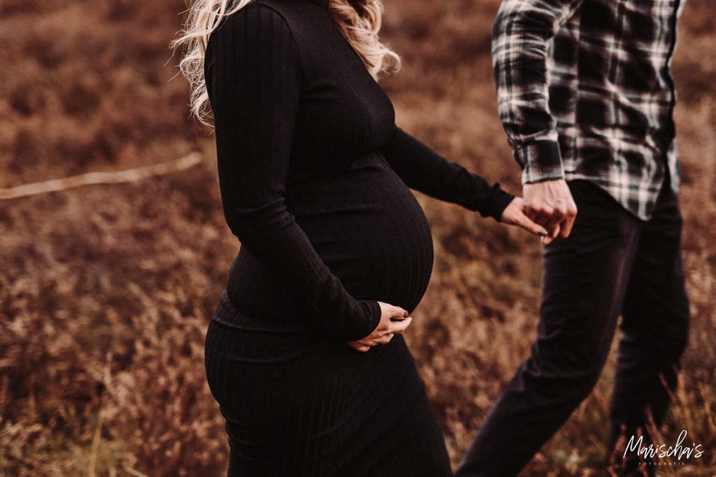 Spontane zwangerschapsshoot van een zwangere mama op een buiten locatie in zuid limburg