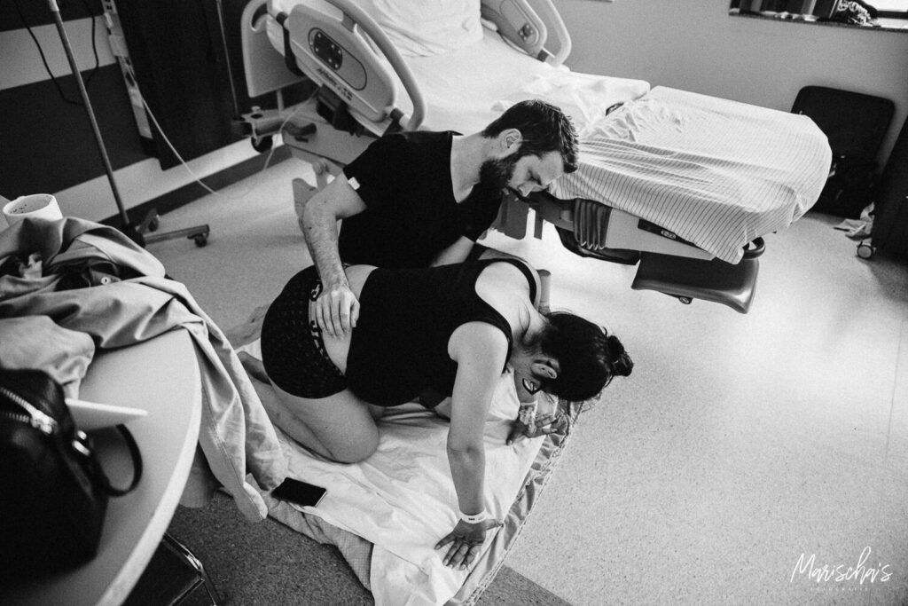Bevallingsfotografie van een bevalling in het ziekenhuis.