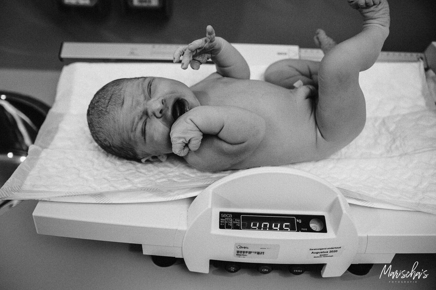 Bevallingsfotografie van een bevalling in het ziekenhuis.