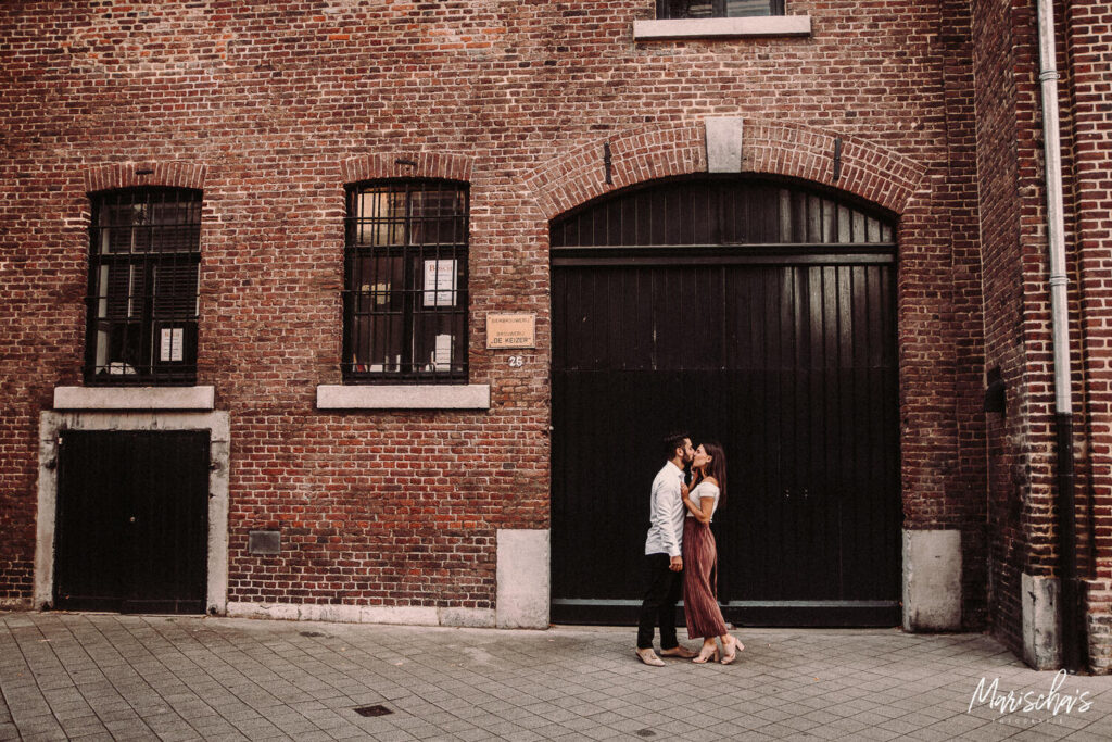 prewedding fotoshoot van dit verloofd stel in het centrum van maastricht in zuid nederland