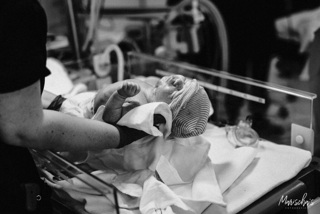 Een geboortefotograaf bij een geboortefotografie keizersnede in het Zuyderland ziekenhuis in Limburg.