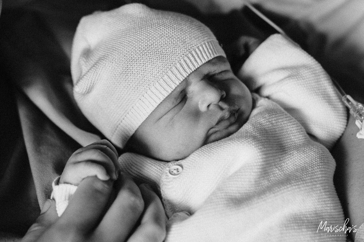 Een geboortefotograaf bij een geboortefotografie keizersnede in het Zuyderland ziekenhuis in Limburg.