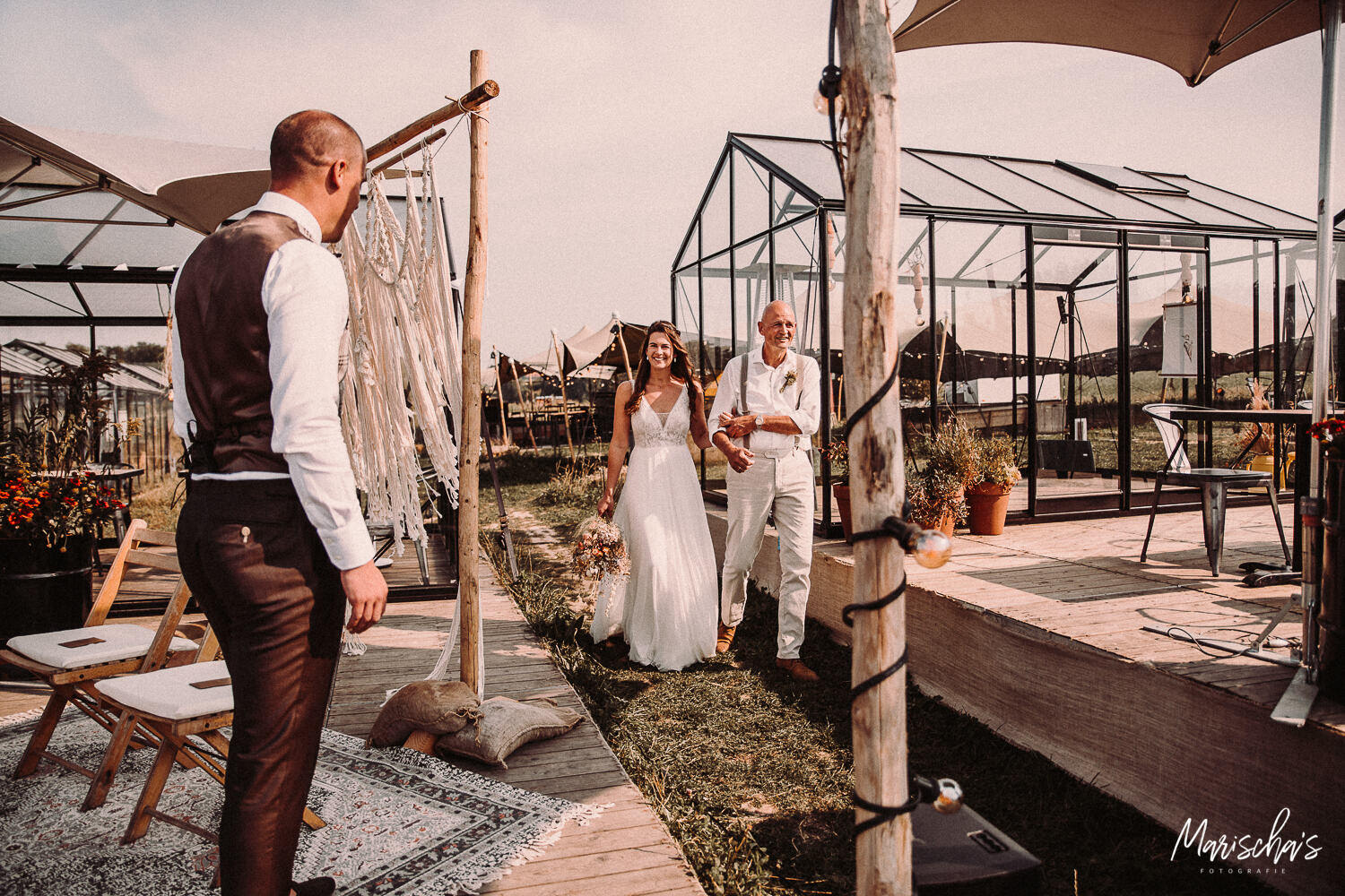 Bruidsfotograaf voor een bruiloft in maastricht bij de buiten locatie pop-up restaurant veldkas