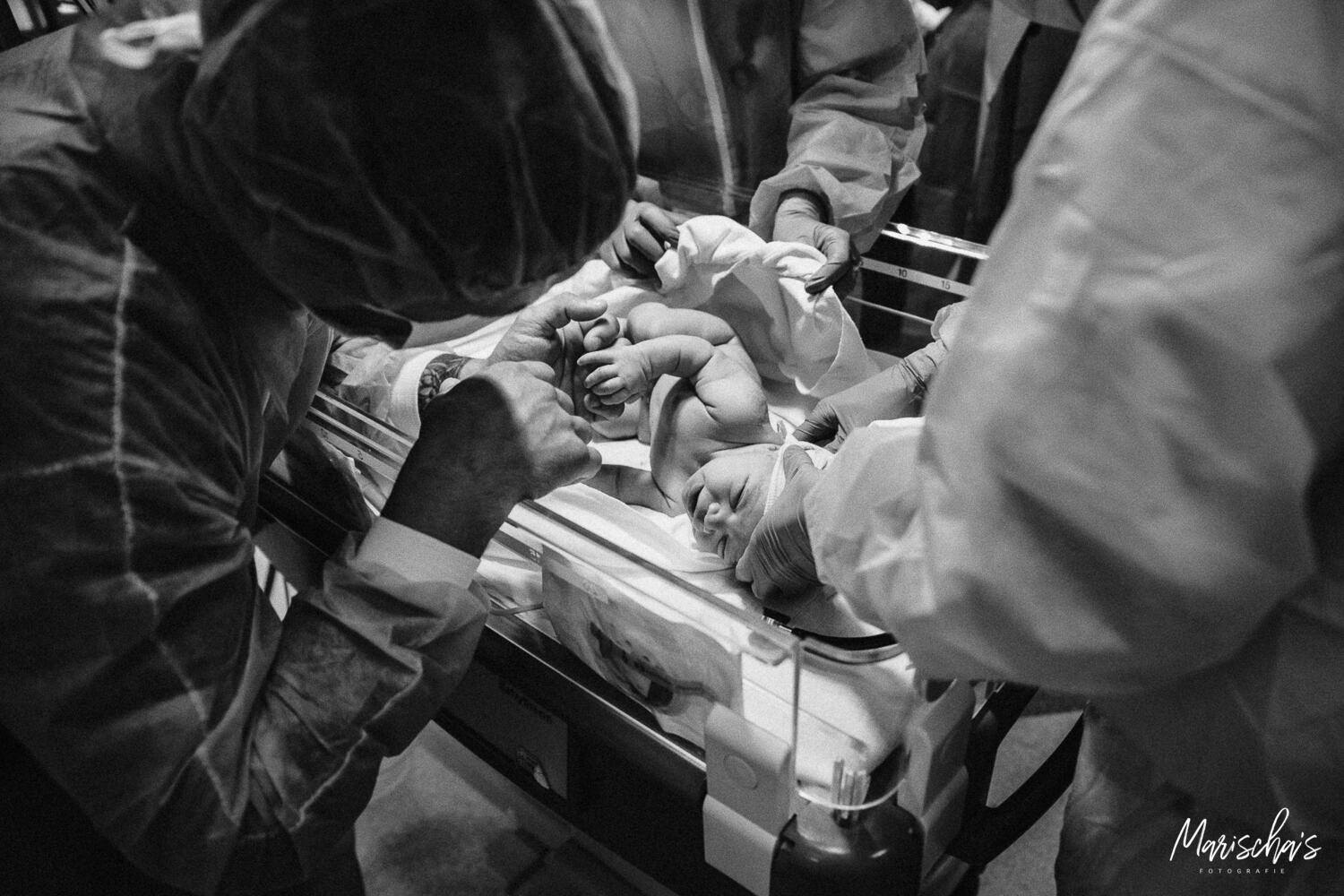 Als fotograaf fotografeer ik ook de geboorte van jullie kindje voor een thuis bevalling of in het ziekenhuis.