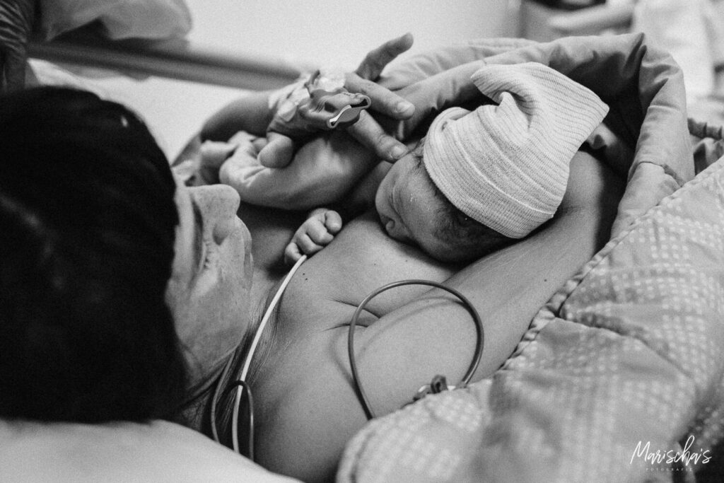 Als fotograaf fotografeer ik ook de geboorte van jullie kindje voor een thuis bevalling of in het ziekenhuis.