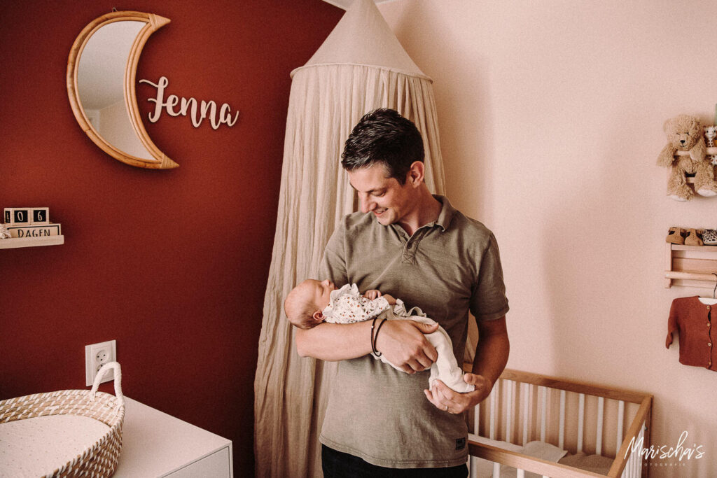 newborn lifestyle fotoshoot van een baby bij ouders thuis