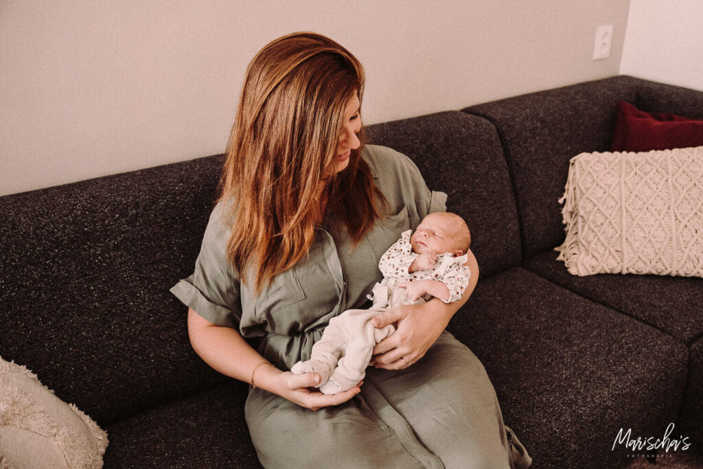 newborn lifestyle fotoshoot van een baby bij ouders thuis