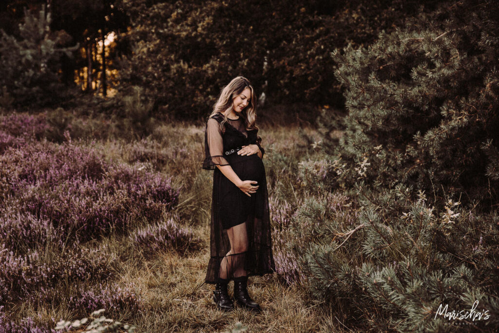 Zwangerschap fotograaf voor spontane zwangerschapsfotografie buiten in het bos