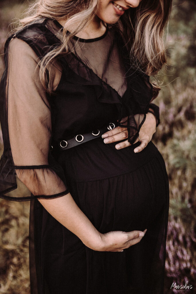 Zwangerschap fotograaf voor spontane zwangerschapsfotografie buiten in het bos