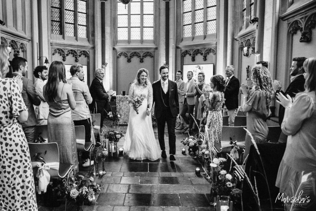 bruidsfotograaf voor een bruiloft in de cellebroederskapel in Maastricht en thuis in Gronsveld