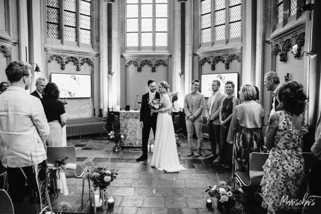 bruidsfotograaf voor een bruiloft in de cellebroederskapel in Maastricht en thuis in Gronsveld