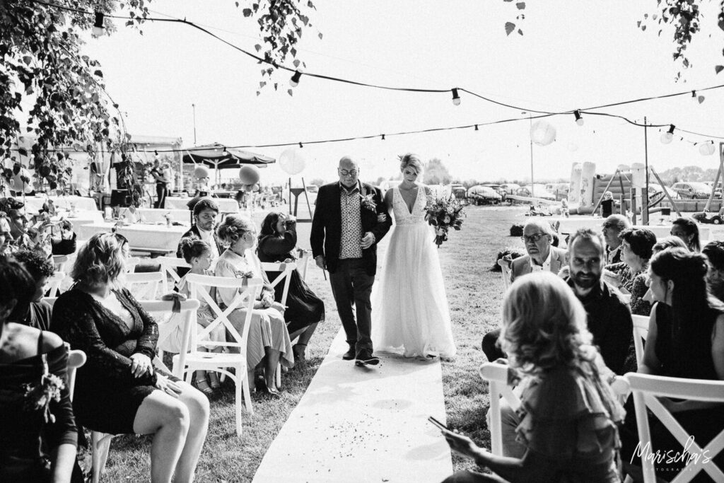 Bruidsfotograaf voor een prachtige buiten bruiloft bij restaurant aan de meule in beek.