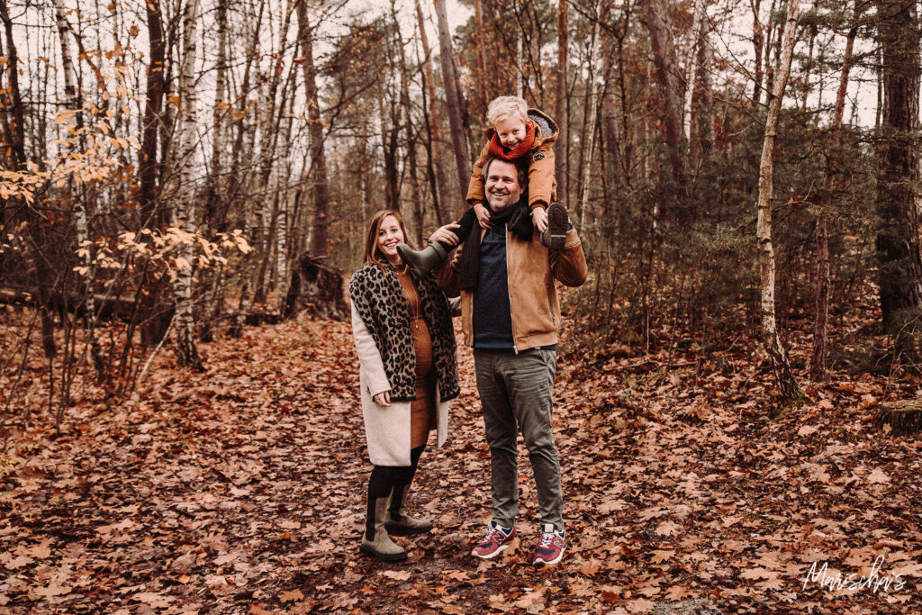 Spontane herfst zwangerschapsfotoshoot buiten in het bos in brunssummerheide