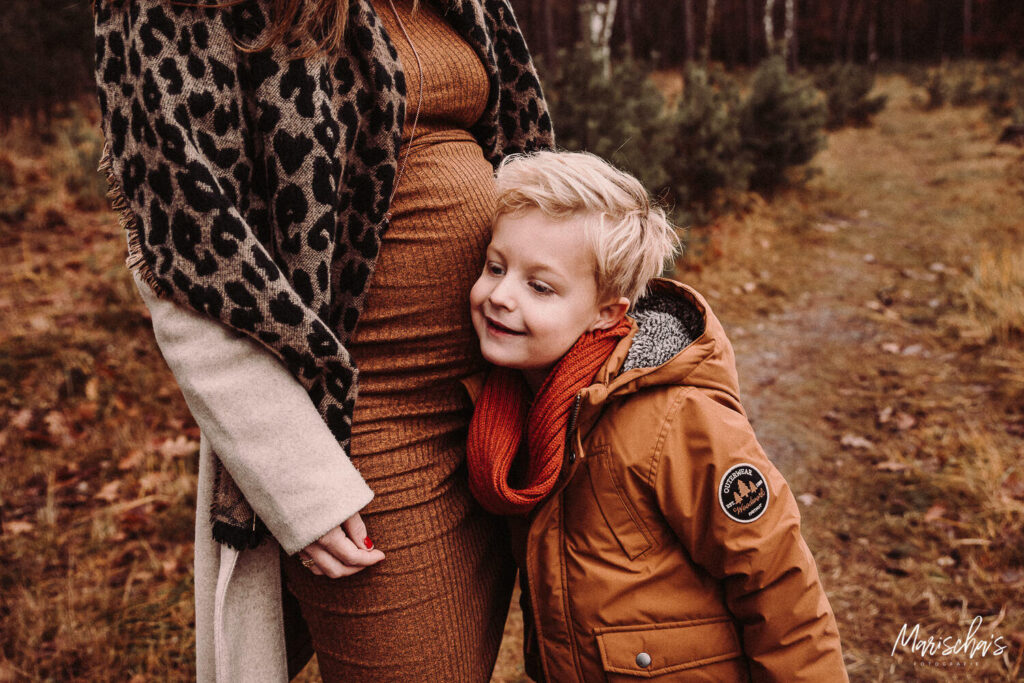 Spontane herfst zwangerschapsfotoshoot buiten in het bos in brunssummerheide