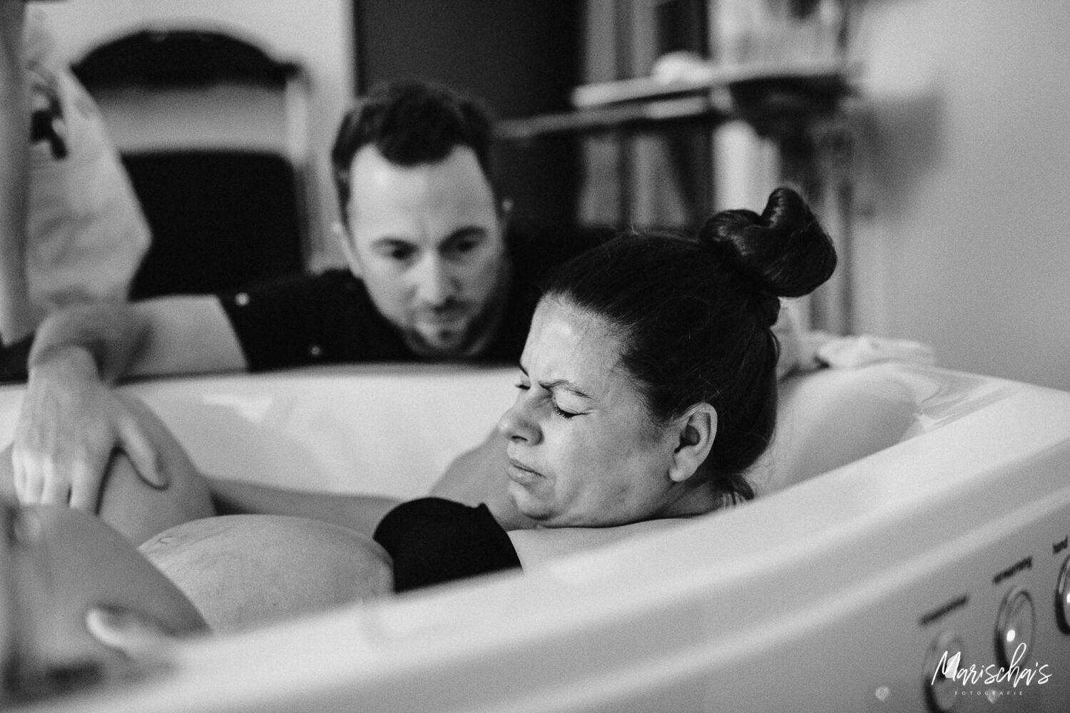bevallingsfotograaf voor een badbevalling in het geboortecentrum zuyderland