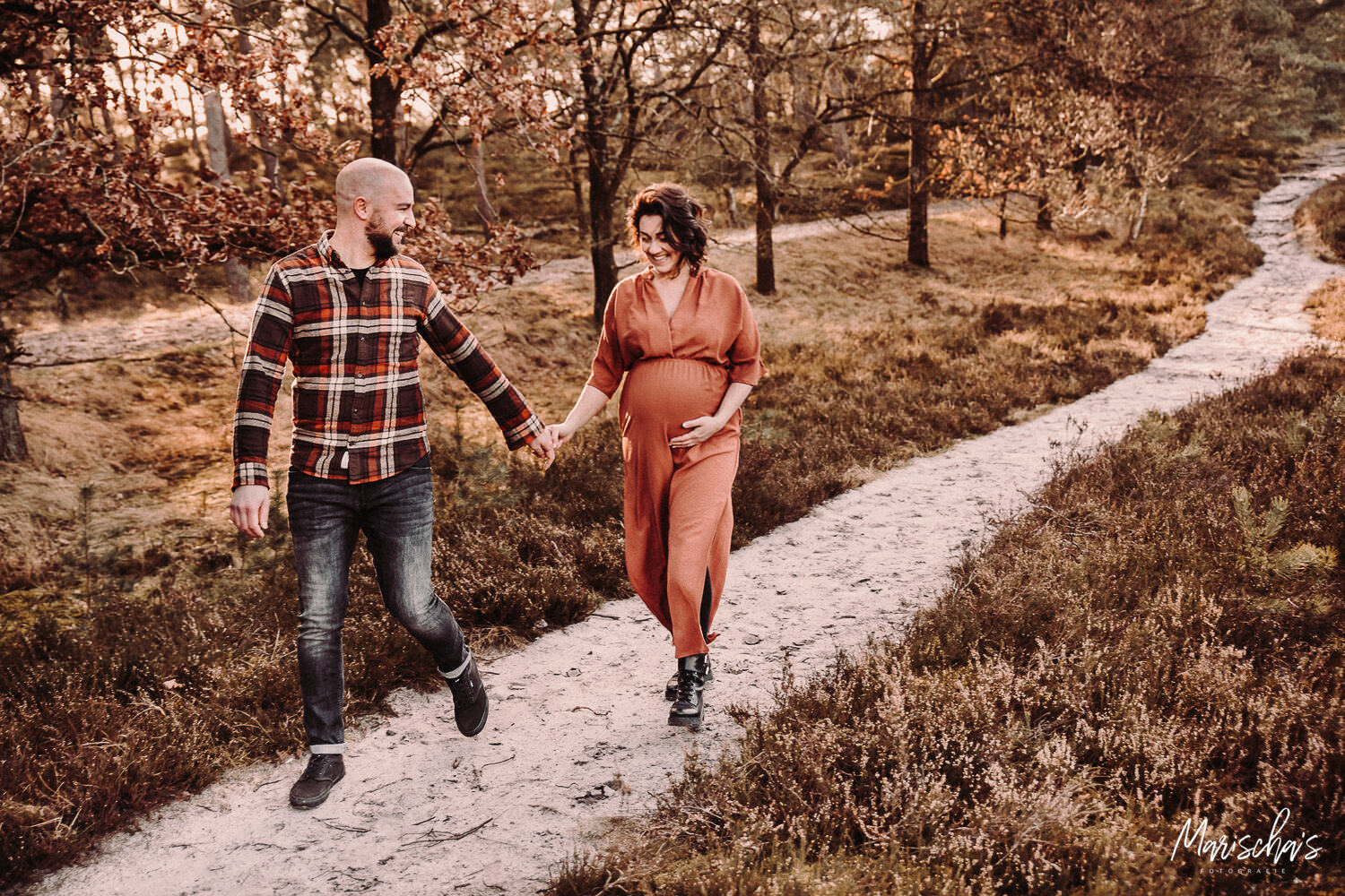 Spontane zwangerschapsfotografie buiten in het bos op de brunssummerheide Limburg