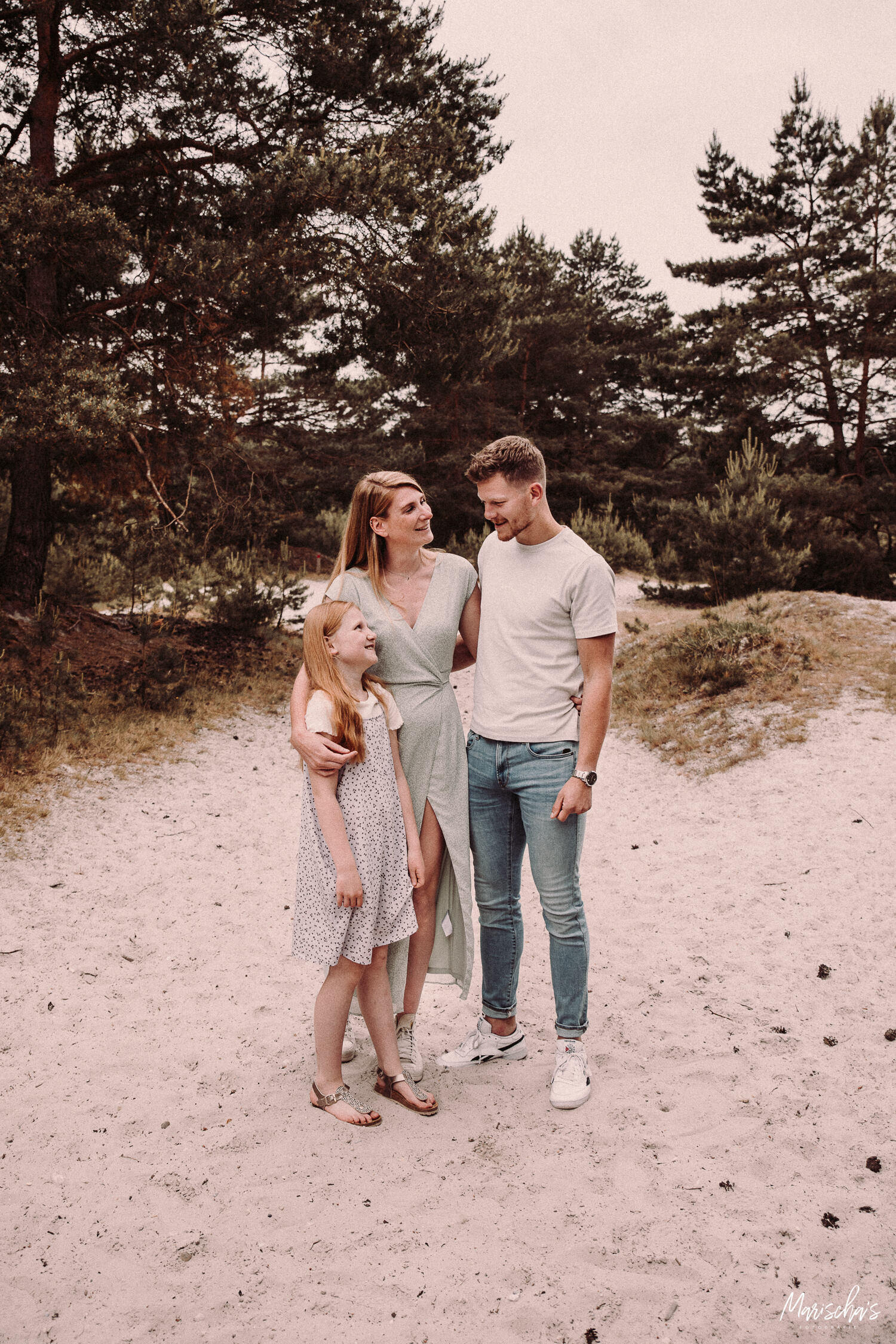 gezin fotograaf voor een fotoshoot op een buiten locatie in limburg