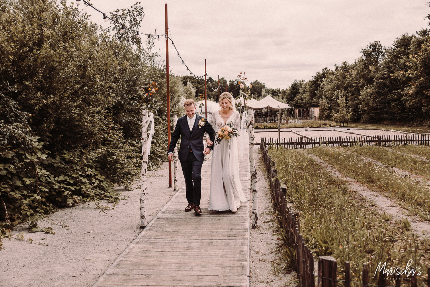 Bruidsfotograaf voor een bruiloft bij het houtse meer in Den hout Noord Brabant