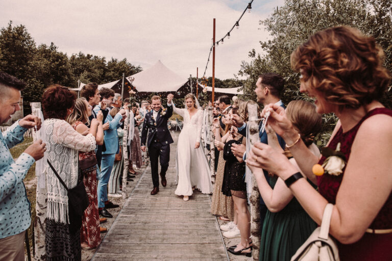 Bruidsfotograaf voor een bruiloft bij het houtse meer in Den hout Noord Brabant