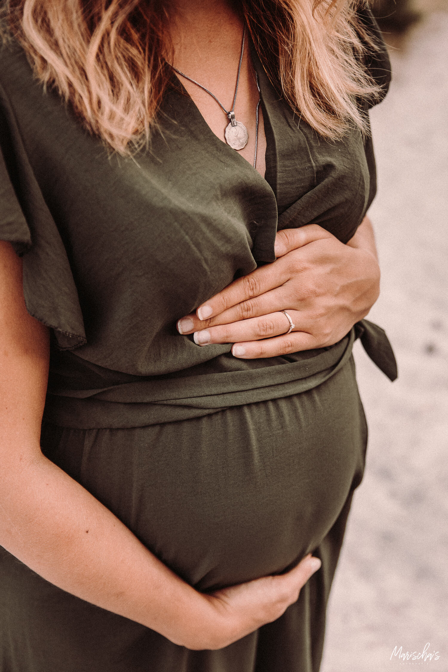 zwangerschapsfoto's op een buiten locatie in limburg